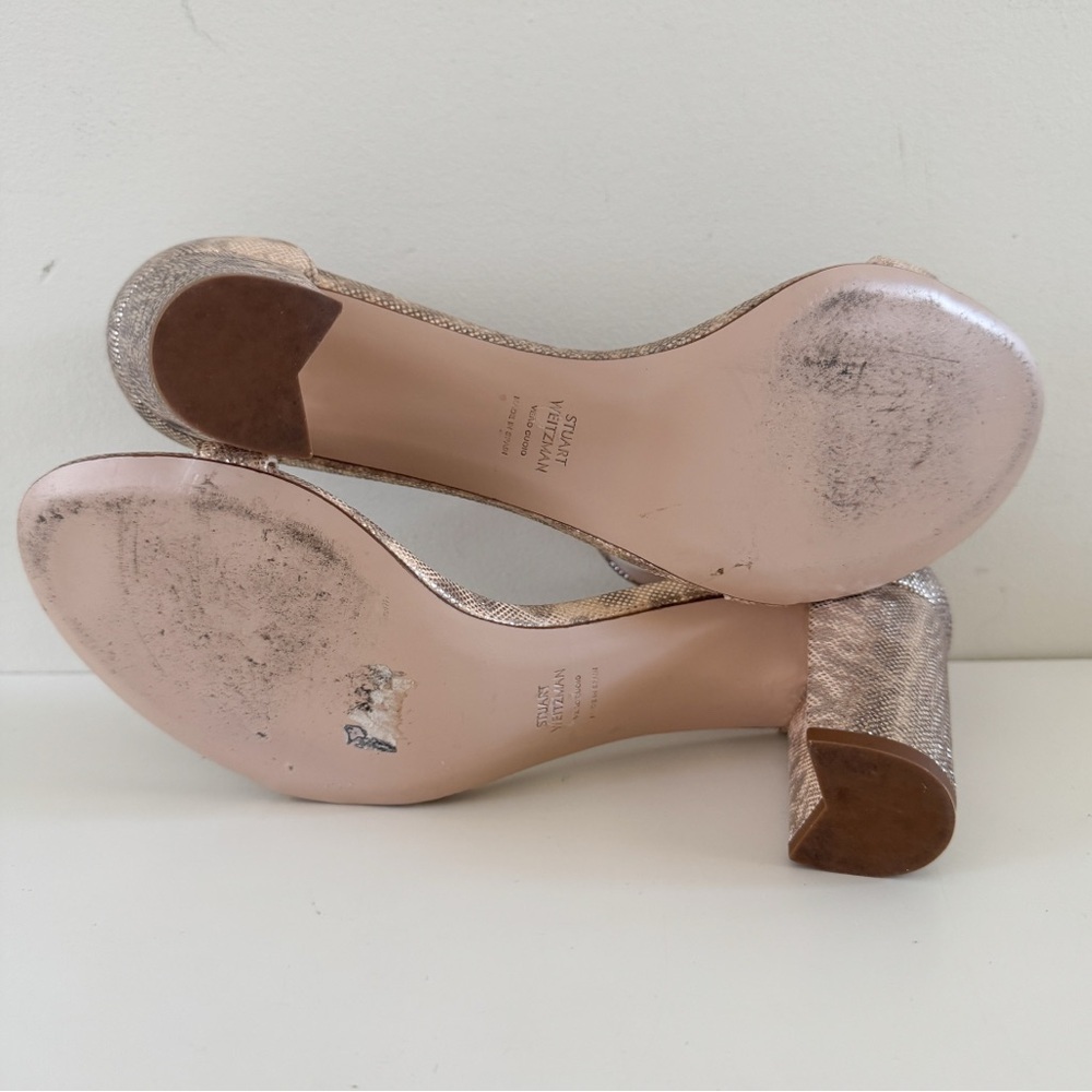 STUART WEITZMAN • Nearlynude Textured-Lamé Sandals In Oro - Picture 12 of 15